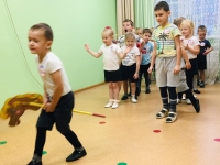 Великая ценность каждого человека - здоровье. Вырастить ребёнка сильным, крепким, здоровым - это желание родителей и одна из ведущих задач, стоящих перед дошкольным учреждением. 20 ноября 2020 г. в нашем саду состоялось спортивное соревнование «Веселые старты- 2020». На старт вышли две команды : «Ракета» и «Стрела». Участников ждало много испытаний: «Кто больше?», «Три прыжка», «Кенгуру», «Всадники», «Собери урожай», «С кочки на кочку», «Самый меткий», «Хоккеисты». Каждый старался изо всех сил прийти к финишу первым. Ребята показали ловкость, точность и силу, быстроту и сообразительность. В саду царили смех, шум и веселье.Члены жюри подвели итоги соревнований - победила дружба. Команды получили грамоты и сладкие призы. Ребятам очень понравилось и они уже ждут продолжения. Итак, до новых спортивных побед.